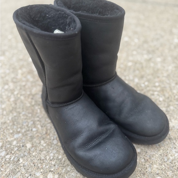 UGG Classic Short Leather Boots Pull On Shearling Lined - Picture 7 of 11